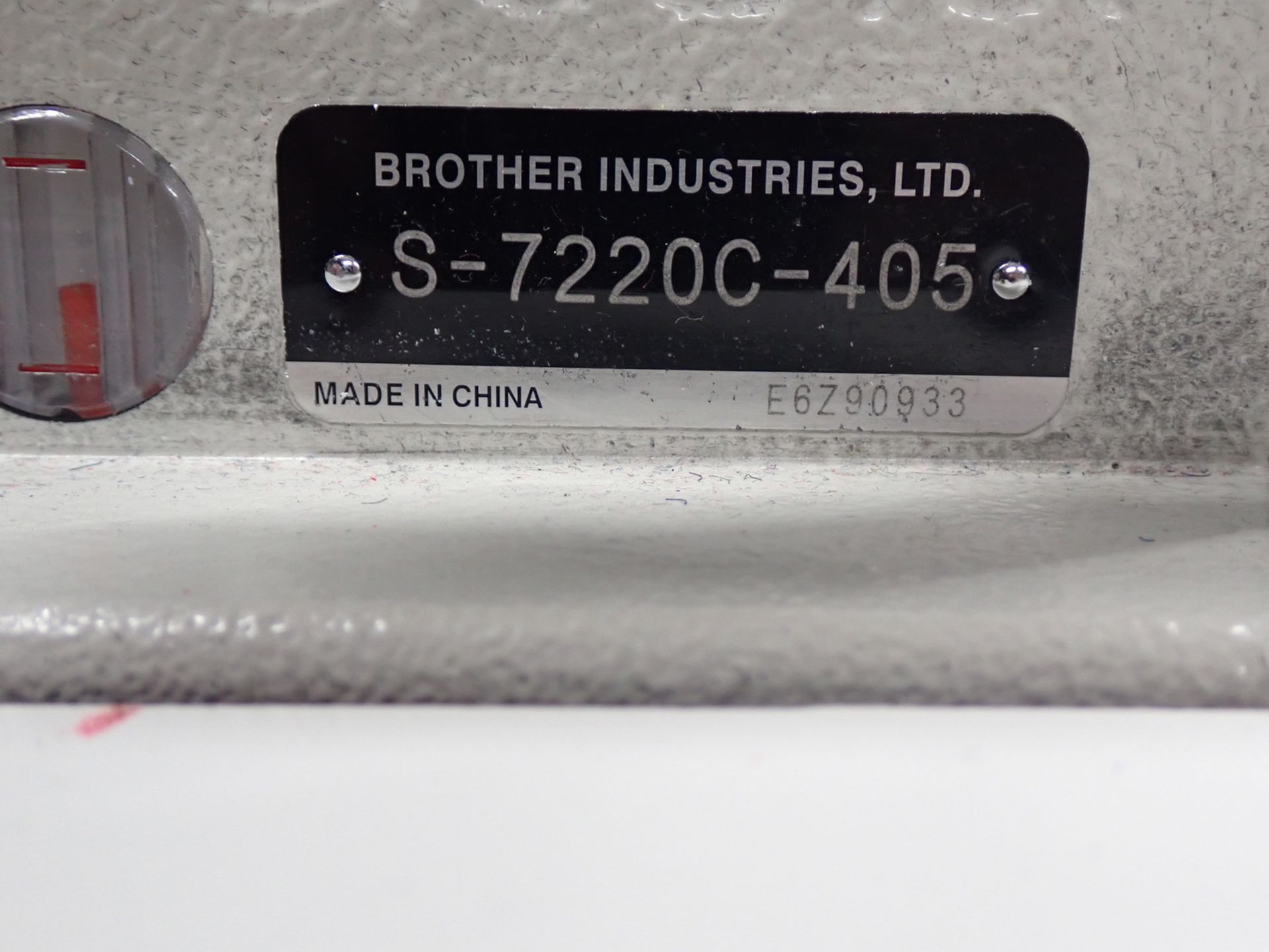 BROTHER S-7220C-405 SGLE NEEDLE W/ DIGITAL CONTROLLER S/N ASIS90840 (COMPUTER DOES NOT POWER ON) - Image 6 of 9