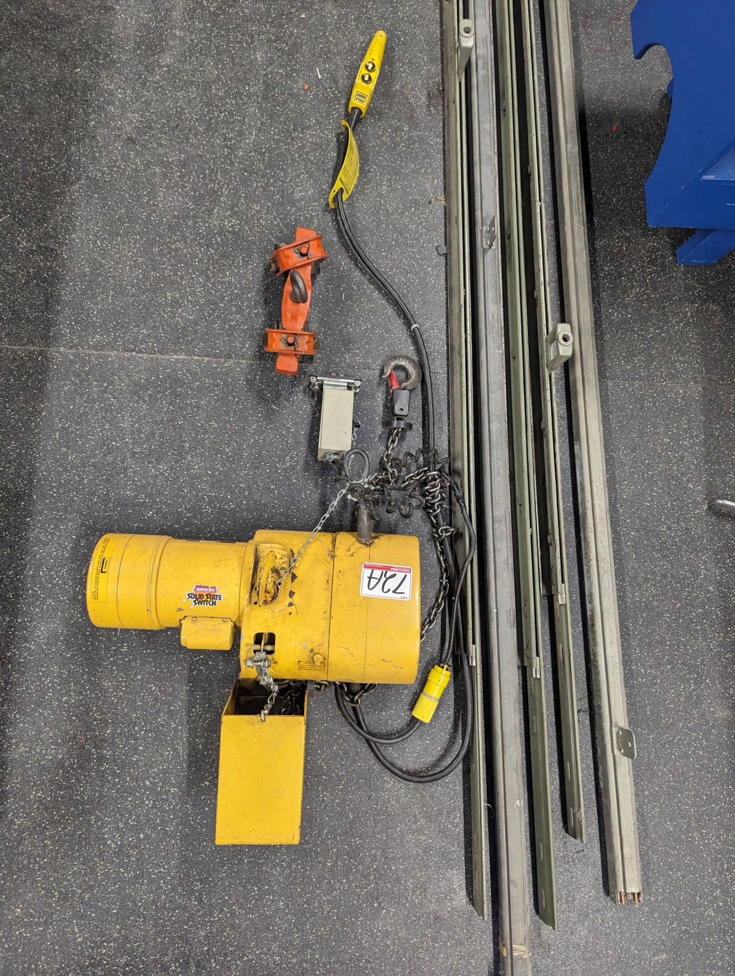 BUDGET 1/2HP ELECT HOIST W/ TROLLEY (APPROX. 25' RUNWAY) & CABLE SLIDER TRACK