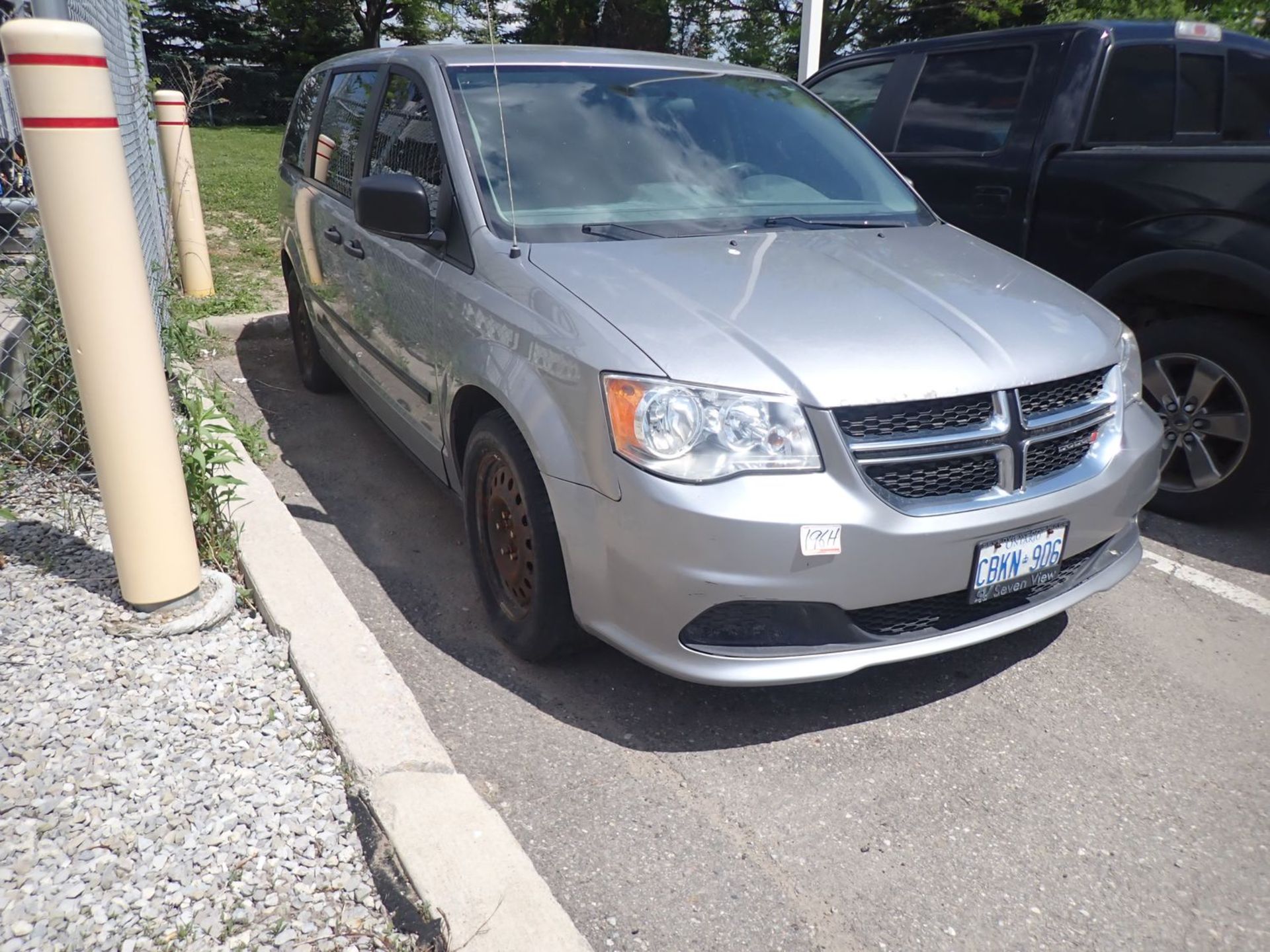 2017 DODGE GRAND CARAVAN CVP MINIVAN, VIN 2C4RDGBG7HR594991 (340,475 KM) (NO DOOR KEY - NEEDS BATTE - Image 4 of 8