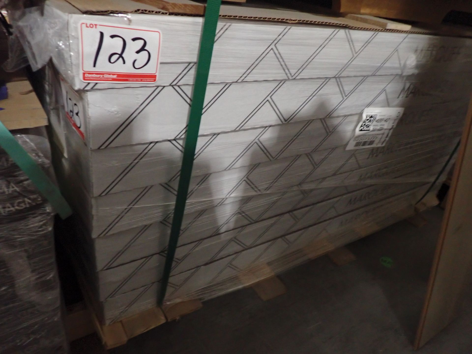 BOXES - RED OAK NATURAL 5/16" X 5" X 47-5/8" LAMINATE FLOORING (16.28 SQFT/BOX) - Image 3 of 3
