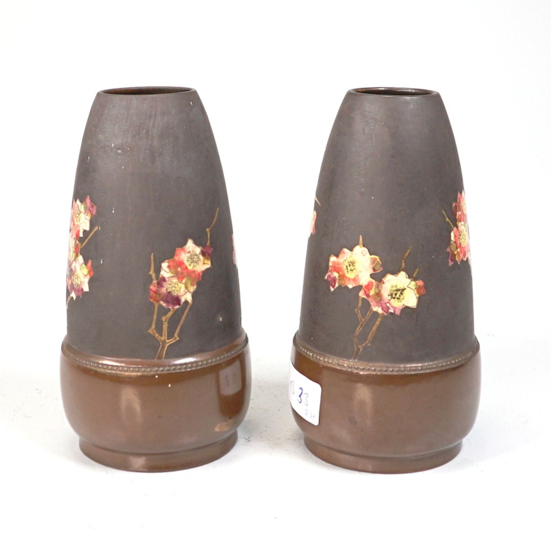 Bretby Art Pottery: Pärchen Vasen mit asiatischem Blumen und Vögeldekor - Image 2 of 3