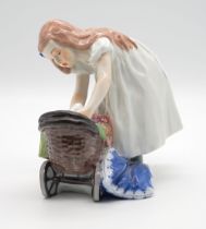 Staatlich Meissen: Hentschelkind No. 73370: "Mädchen mit Puppenwagen"