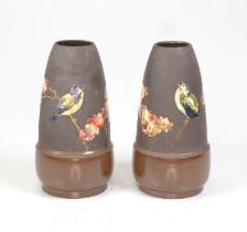 Bretby Art Pottery: Pärchen Vasen mit asiatischem Blumen und Vögeldekor