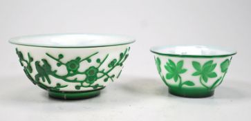 2 Schalen Pekingglas mit floralem und Vögeldekor