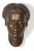 Lebensgrosse Bronzekopf eines schlafenden Mädchens ca 1920.