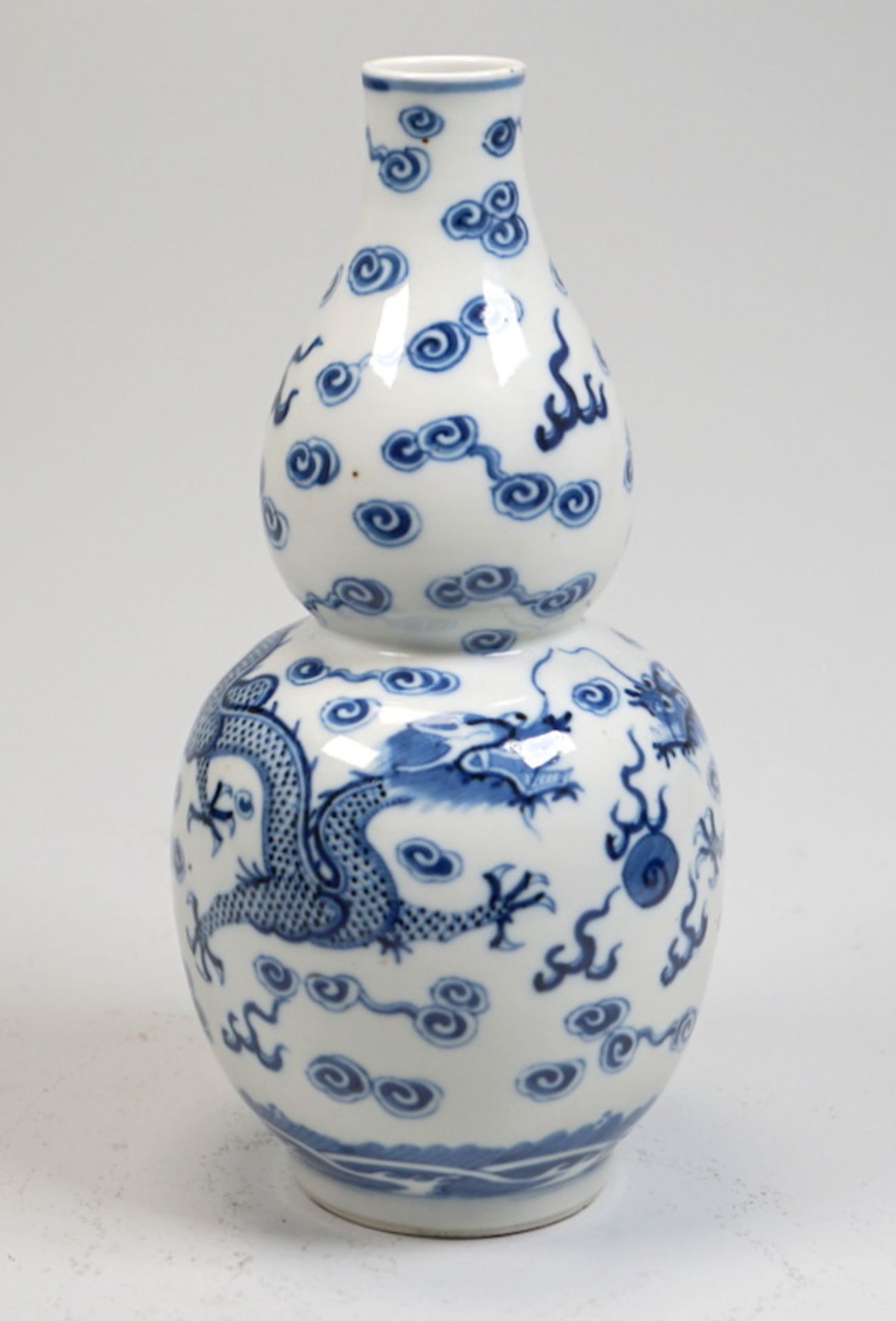Doppelkürbis Vase mit 2 streitenden Luftdrachen Guangxu 19. Jh.