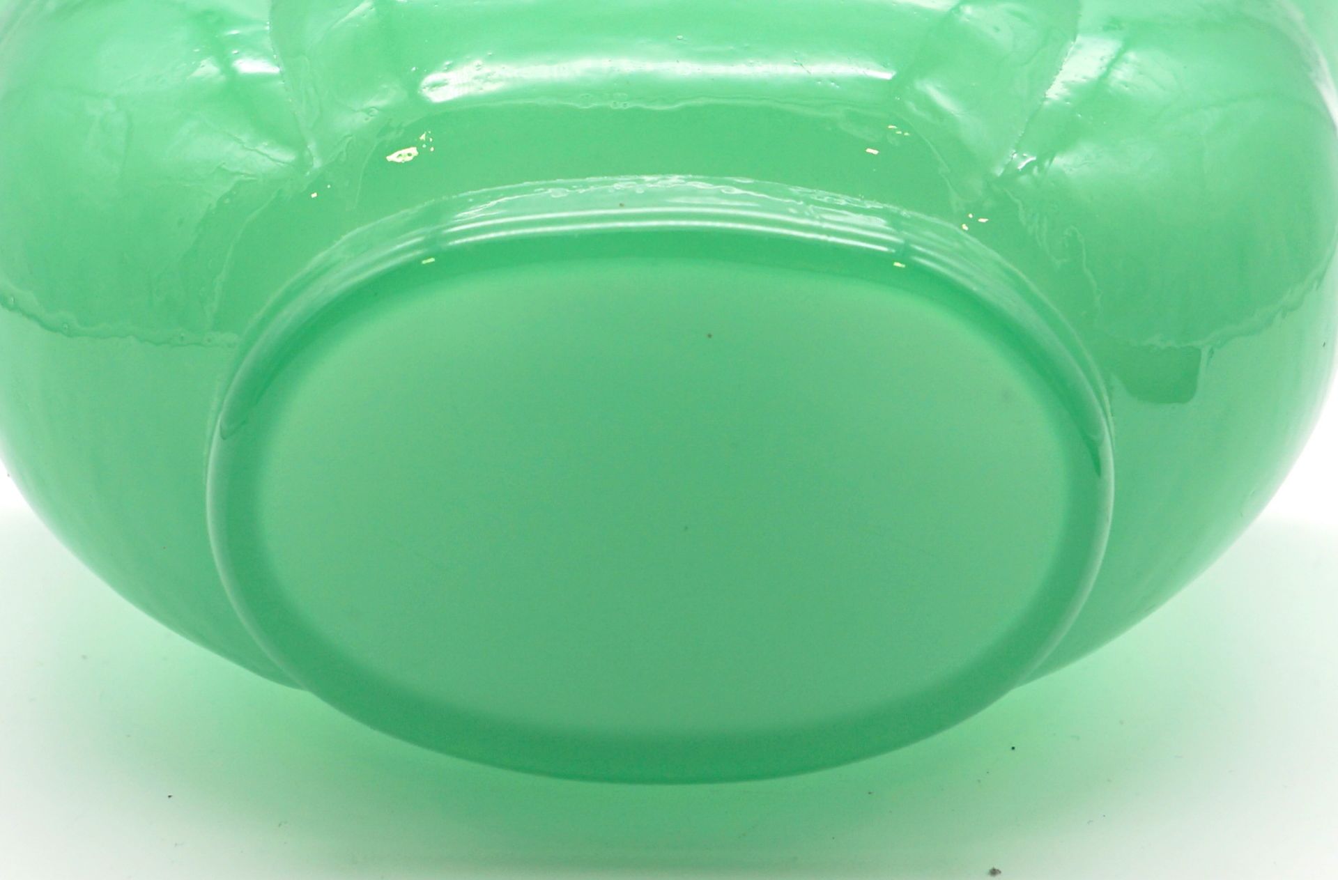 Peking Glasschale in Lotosform Jadefarben 19. Jh. - Bild 2 aus 3
