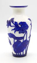 Peking Glas Vase. Wasserlilien