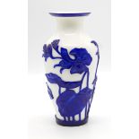 Peking Glas Vase. Wasserlilien