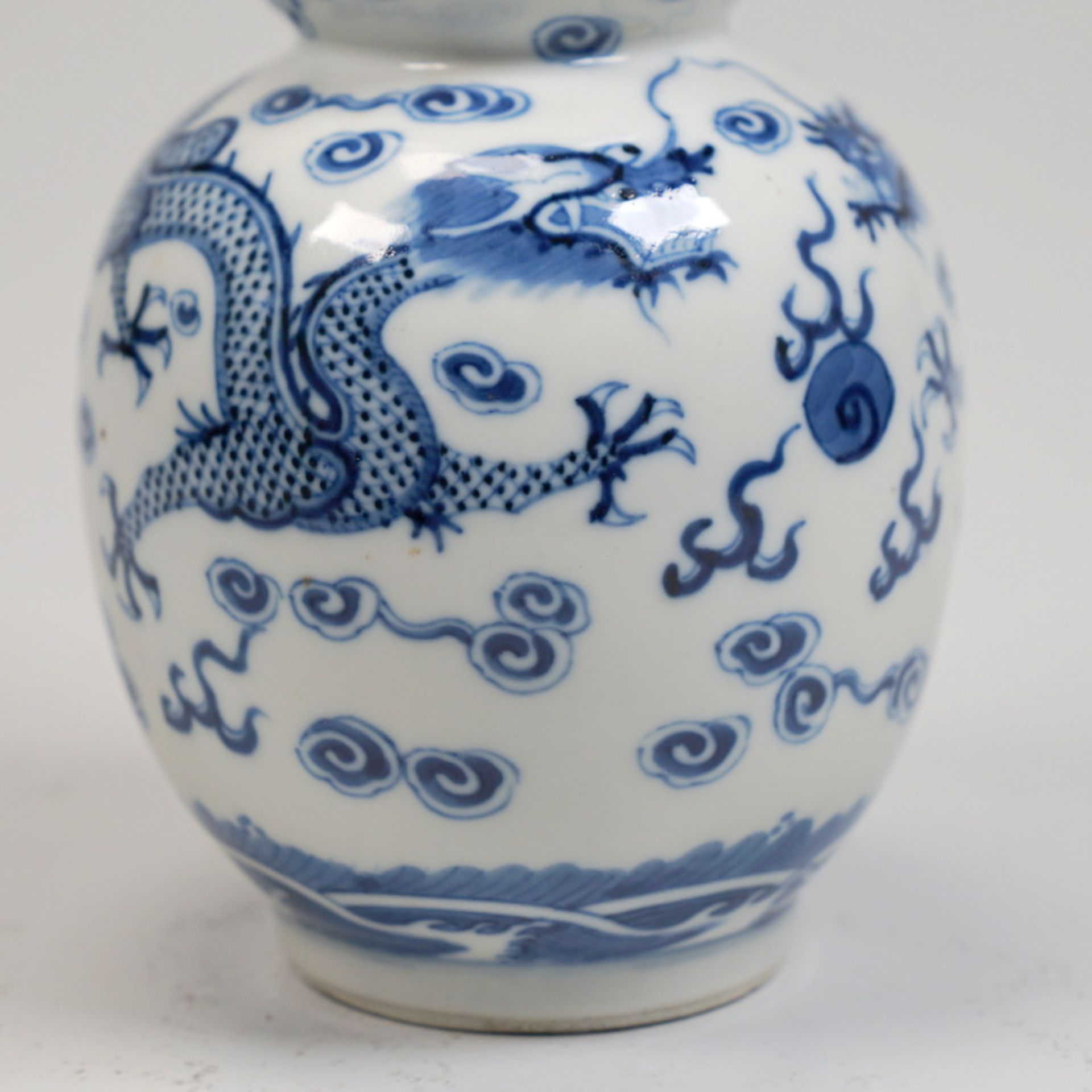 Doppelkürbis Vase mit 2 streitenden Luftdrachen Guangxu 19. Jh. - Bild 2 aus 3