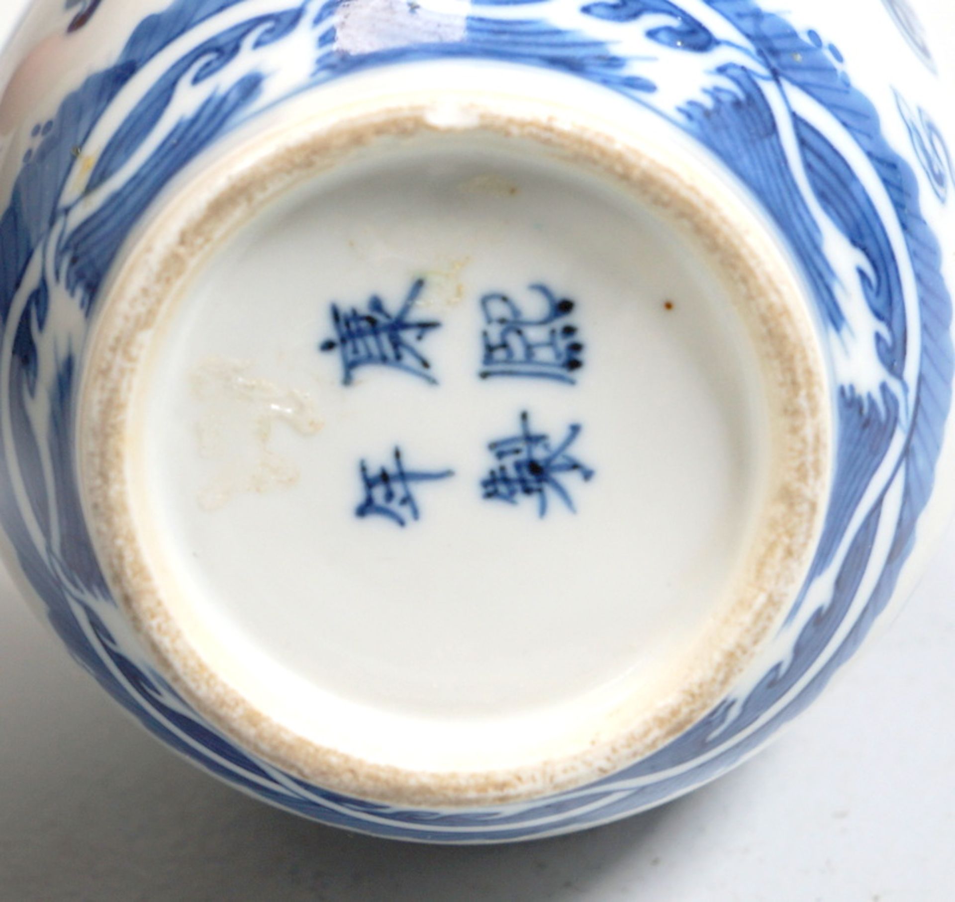 Doppelkürbis Vase mit 2 streitenden Luftdrachen Guangxu 19. Jh. - Bild 3 aus 3