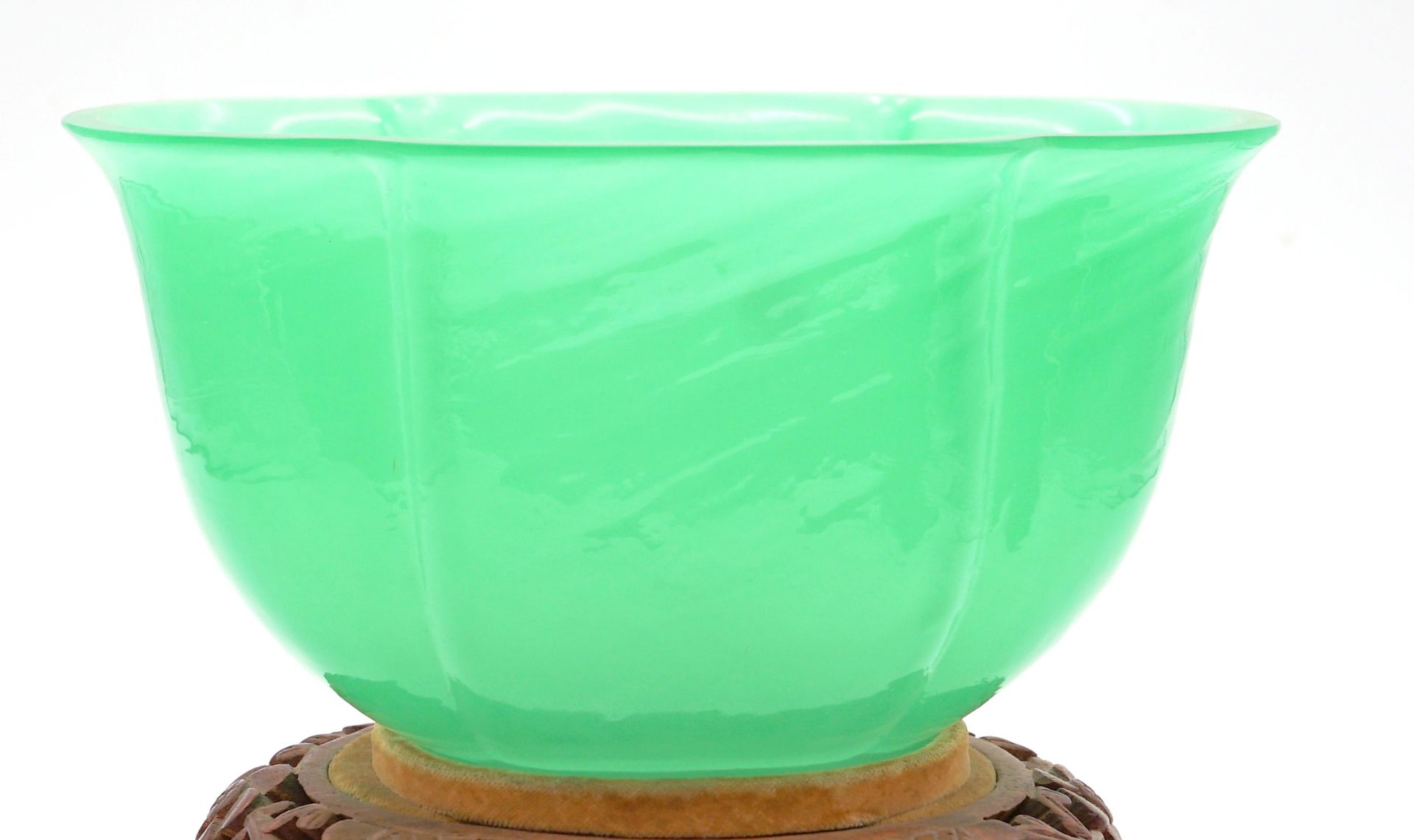 Peking Glasschale in Lotosform Jadefarben 19. Jh. - Bild 3 aus 3