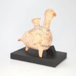 Gießgefäß in Form eines entenartigen, dreibeinigen Tieres, Zypern7. Jh. v. Chr.