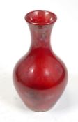 Moorcroft Pottery: Vase in Tulpenform mit Sang de Bouef Glasur