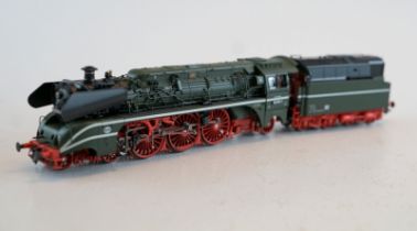 TRIX #25027: Schnellzug-Dampflok mit Tender, Spur H0.