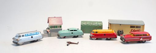 3 Schuco-Modelle: Tunnel, Garage u. Grenzhäuschen + 4 Autos