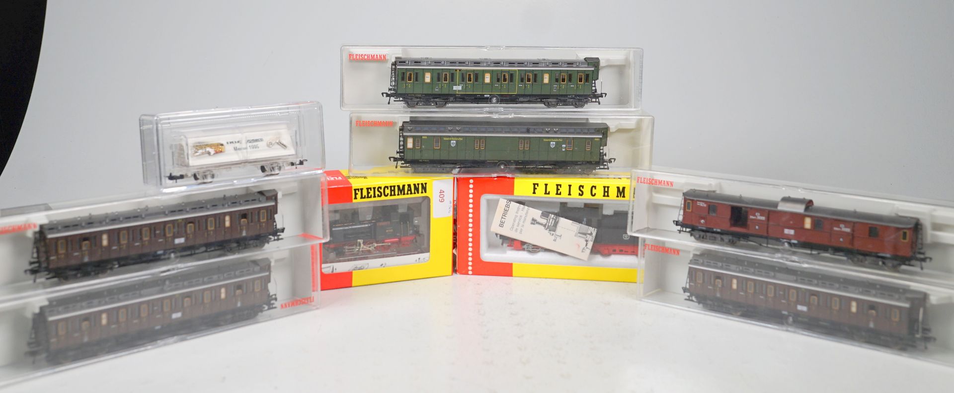 Fleischmann H0 Konvolut 10-teilig mit 2 Loks, 6 Wagen, Gleisen & Trix Schuco-Sonderwagen