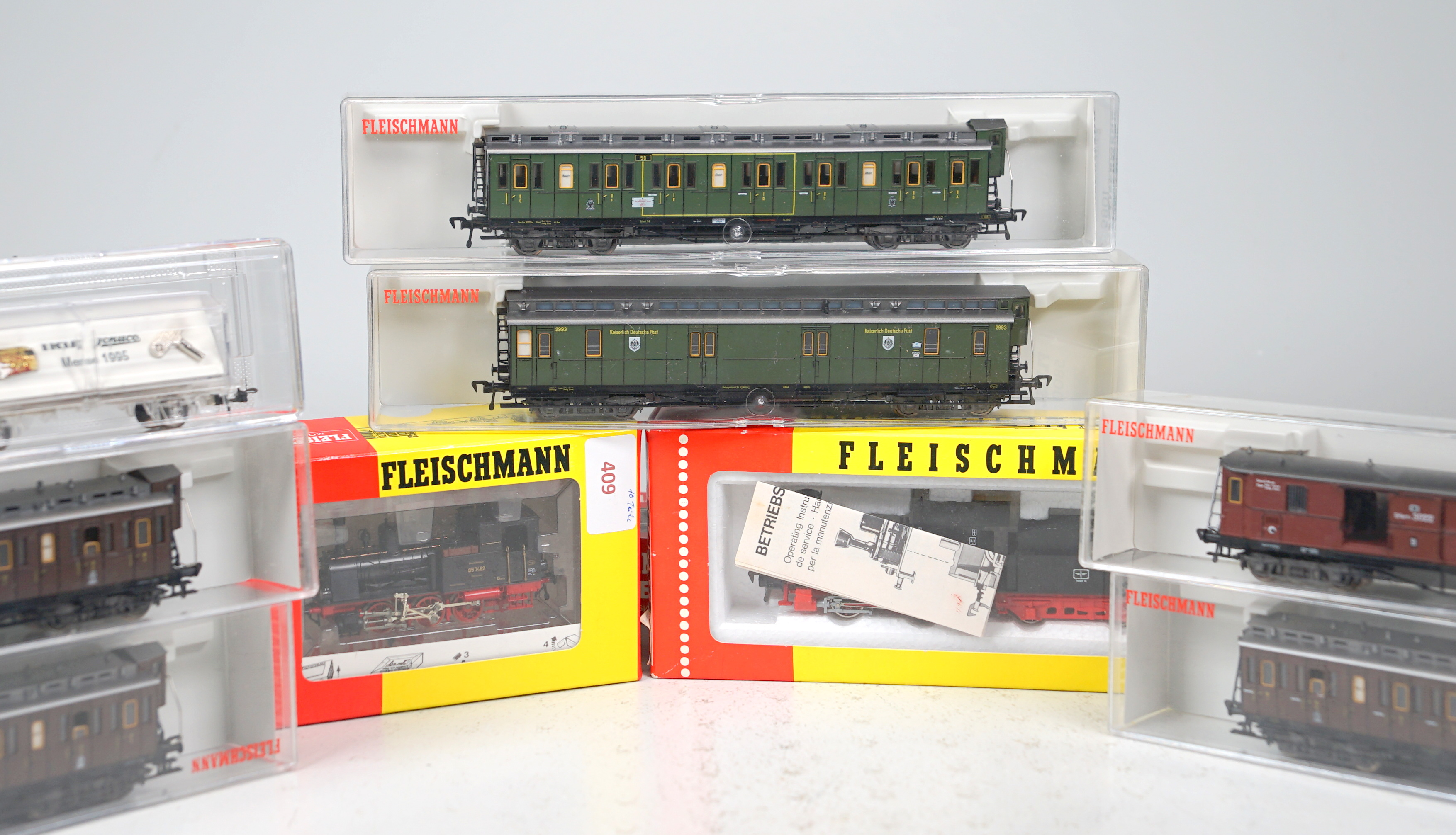 Fleischmann H0 Konvolut 10-teilig mit 2 Loks, 6 Wagen, Gleisen & Trix Schuco-Sonderwagen - Image 2 of 2