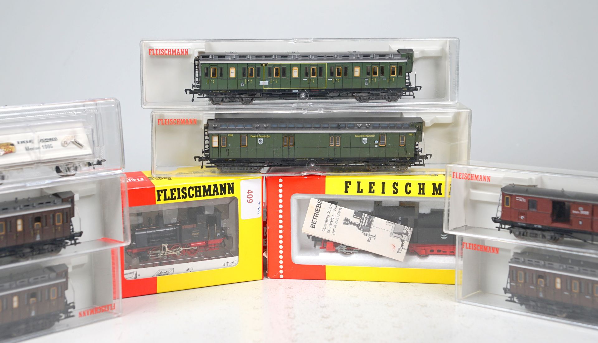 Fleischmann H0 Konvolut 10-teilig mit 2 Loks, 6 Wagen, Gleisen & Trix Schuco-Sonderwagen - Bild 2 aus 2