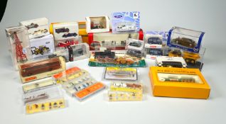 Sammlung von Fahrzeugmodellen, Gebäudemodellen u. Figuren.