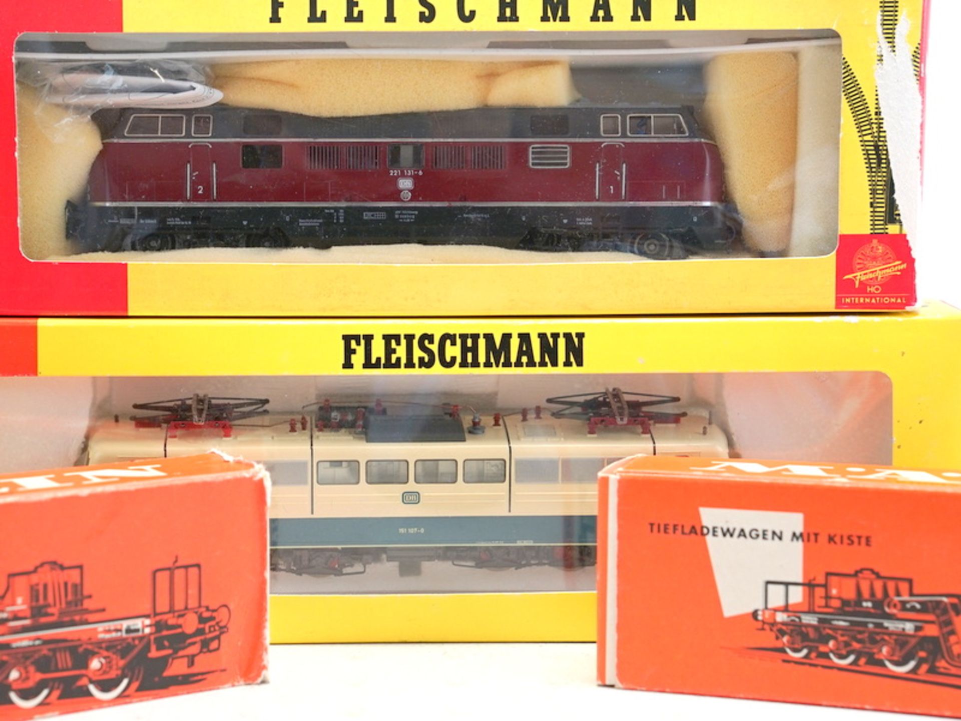 2 Fleischmann-Loks mit märklin-Tiefladewagen, Spur H0.