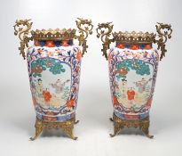 Pärchen Imari Baluster-Kaminvasen mit Bronzemontur