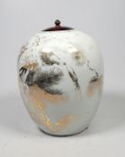 Deckelvase mit Kranichdekor in Gold