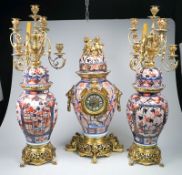 Große antike Kaminuhr Imari, Bronze Dorée Montage