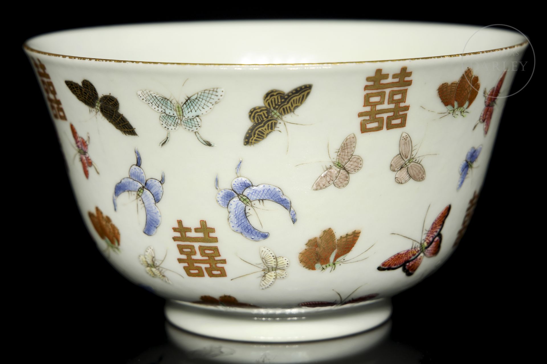 Enamelled porcelain ‘Butterflies’ bowl, Qing dynasty - Bild 9 aus 10