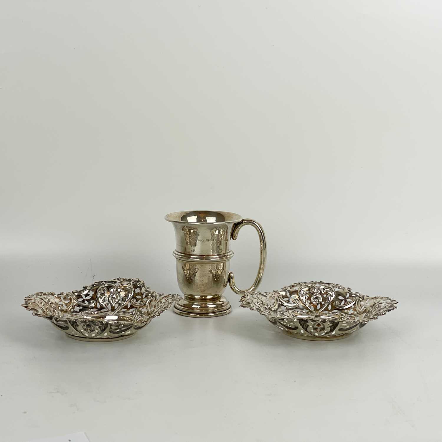 A pair of Victorian silver bonbon dishes by Walker & Hall. - Image 3 of 3