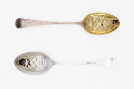 An Edwardian pair of silver berry spoons by Elkington & Co Ltd.
