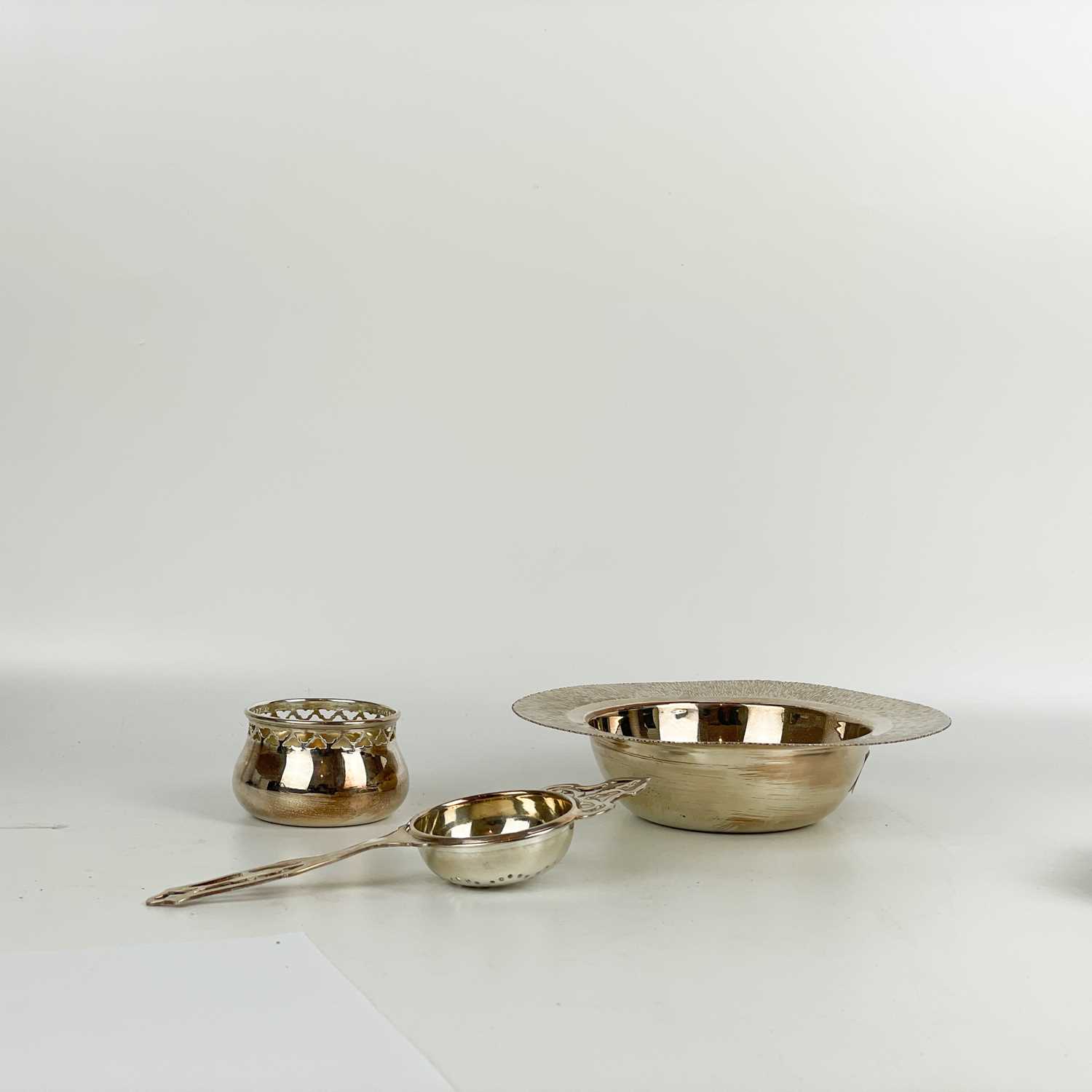 A pair of Victorian silver bonbon dishes by Walker & Hall. - Image 2 of 3