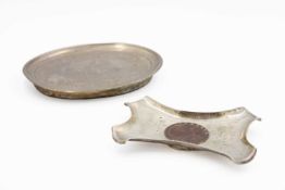 An Edwardian silver ashtray set with a cartwheel penny by Horton & Allday.