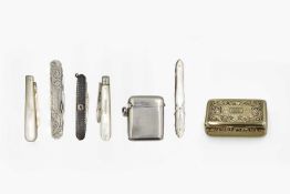 A silver vesta case and five folding pocket knives.