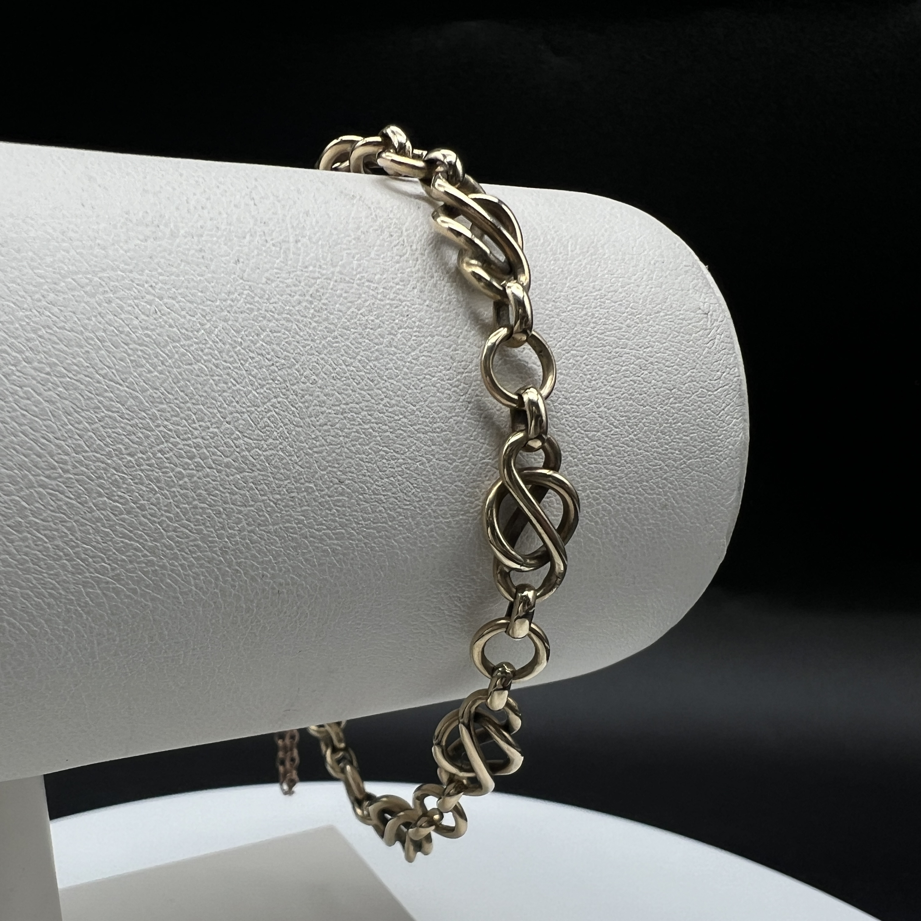 A 9ct yellow gold solid linked celtic bracelet - Image 2 of 4