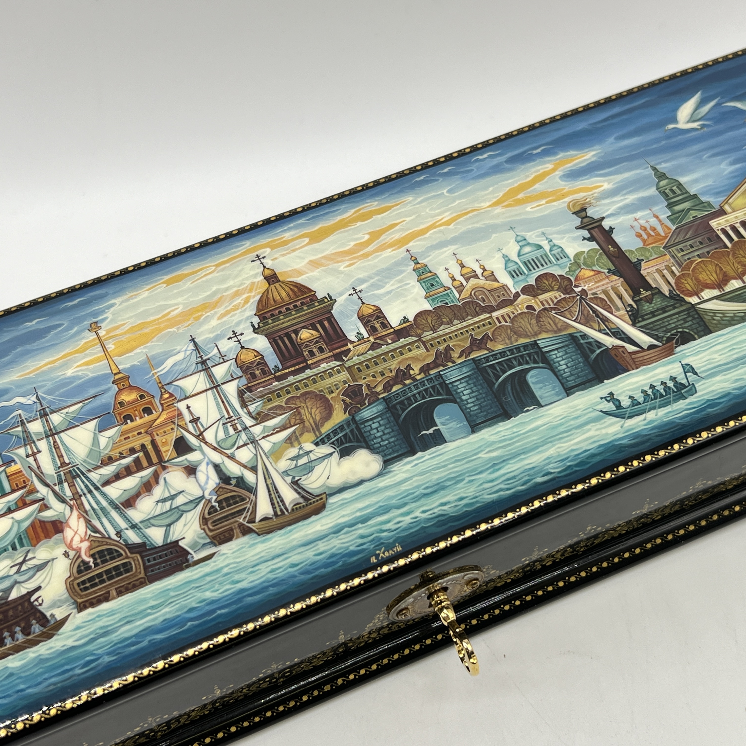 A Russian lacquered trinket box - Bild 3 aus 8