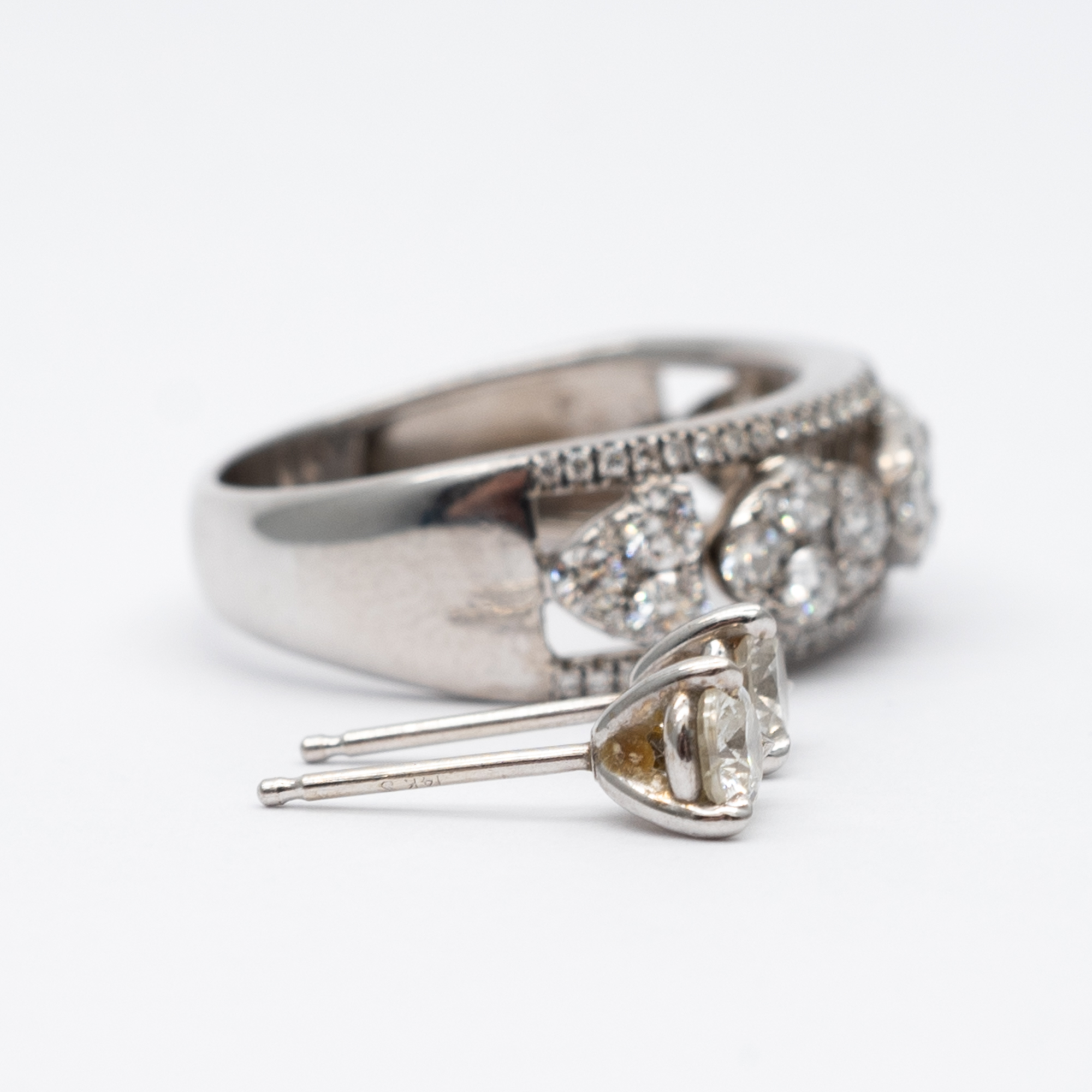 An 18ct white gold diamond dress ring and diamond stud earrings - Image 2 of 7