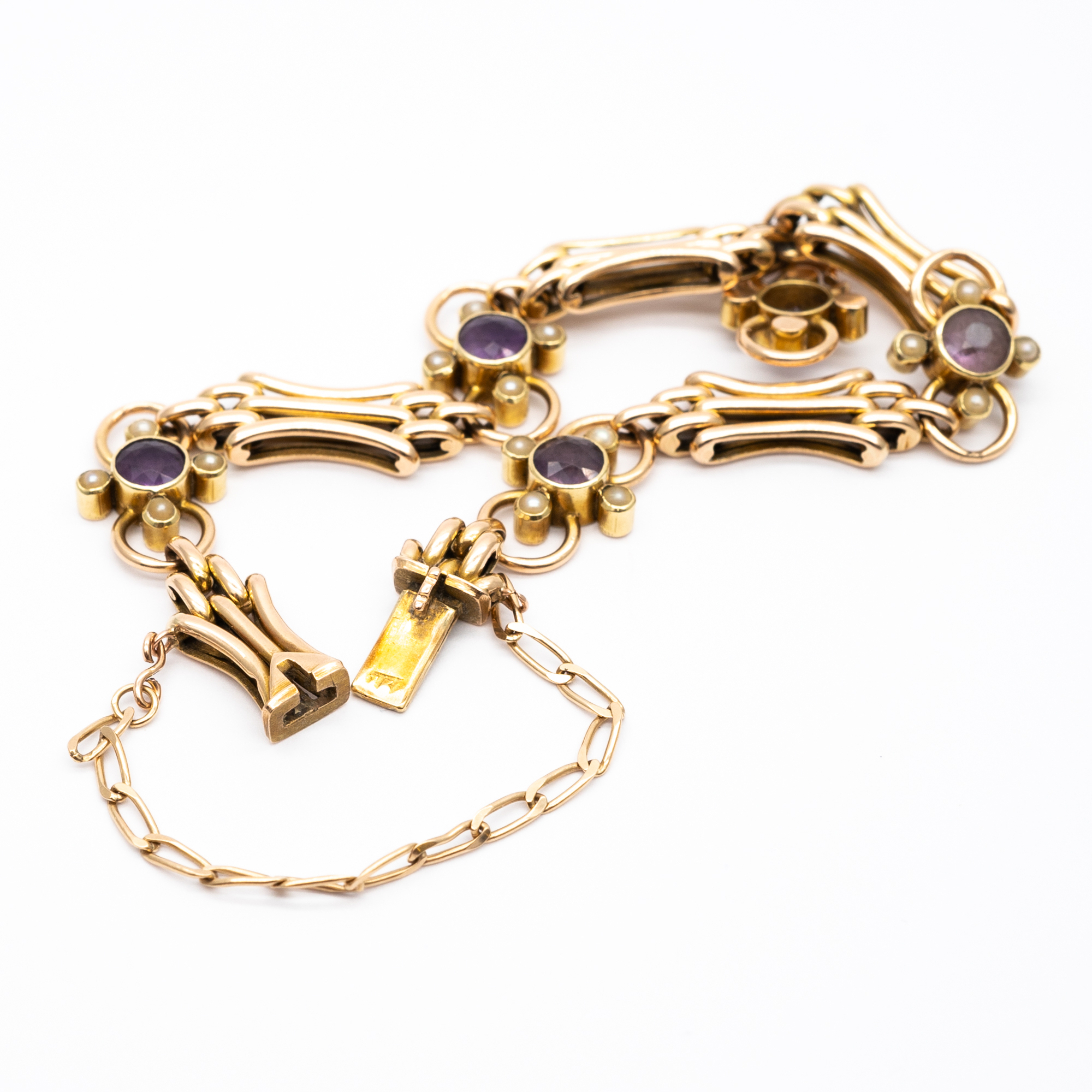 A 9ct yellow gold victorian gate bracelet - Image 2 of 4