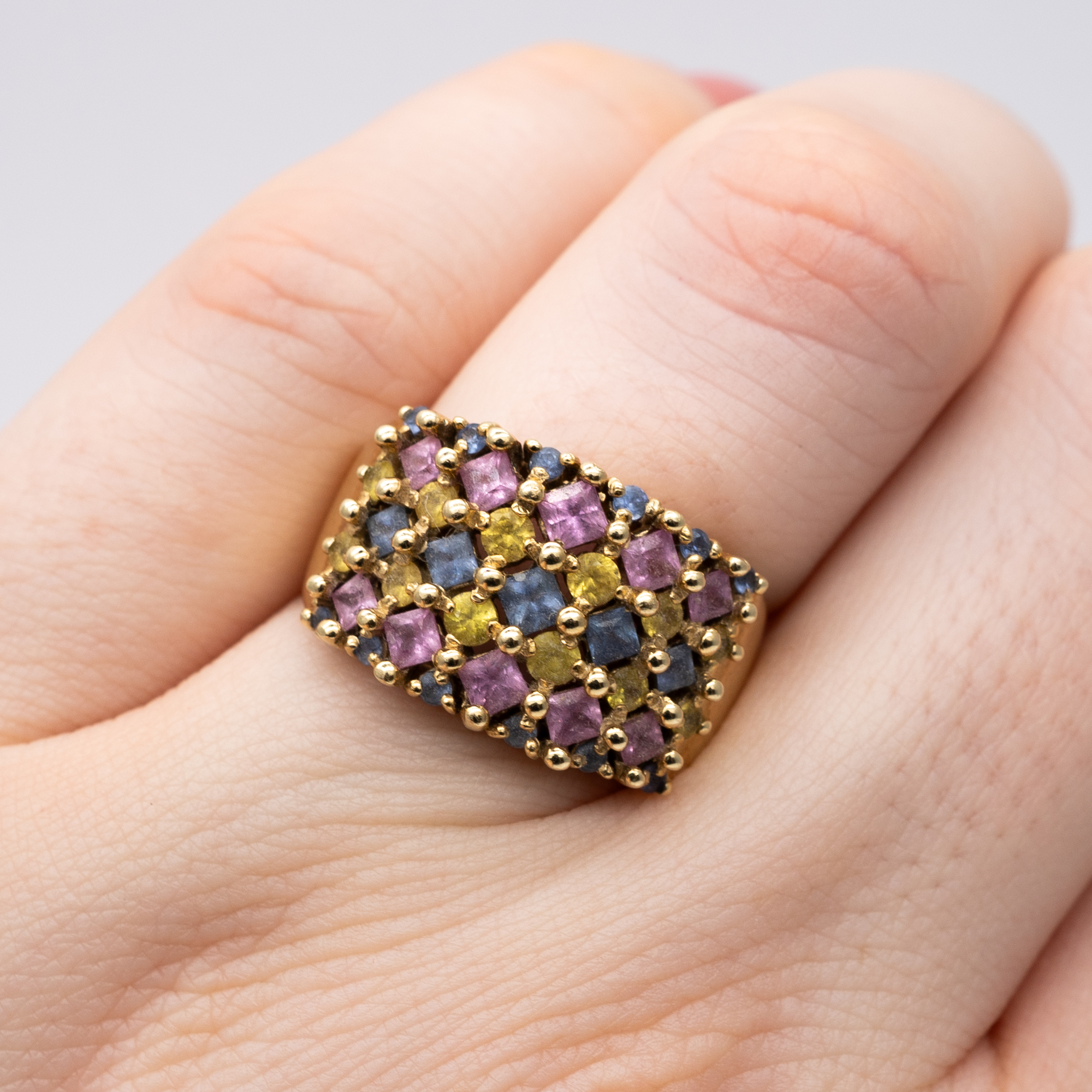A 9ct yellow gold mixed sapphires dress ring - Image 5 of 5