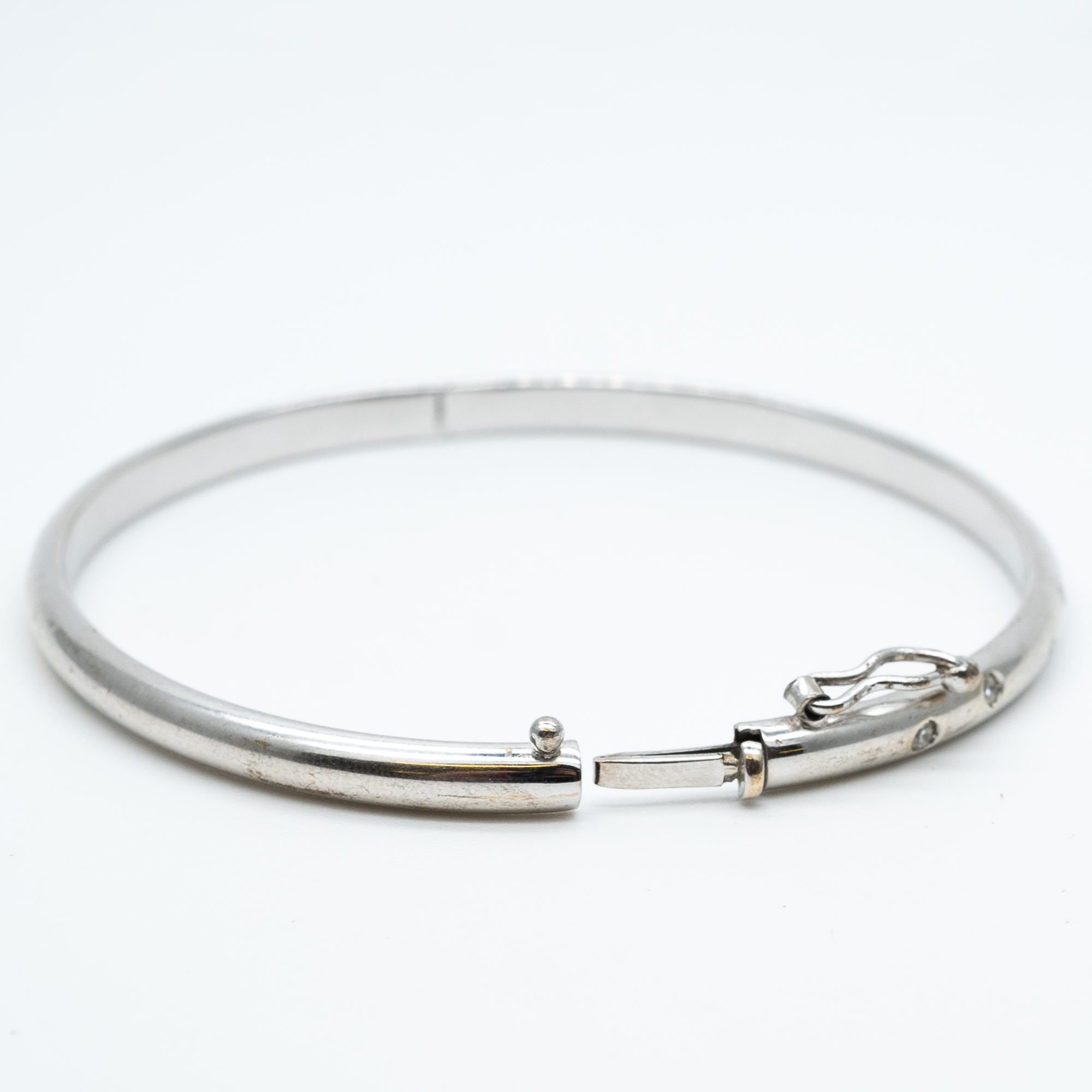 An 18ct white gold diamond set bangle - Image 2 of 3