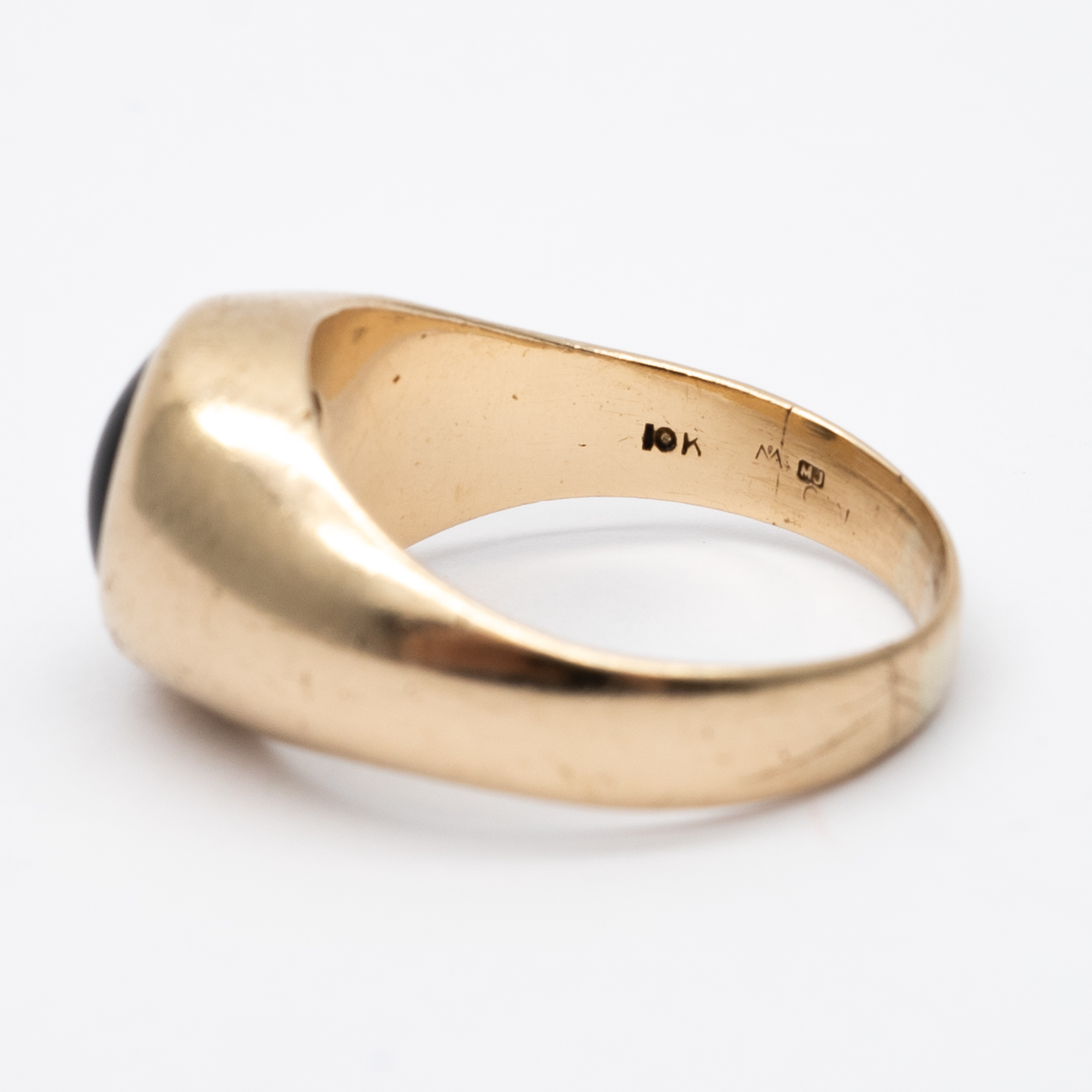 A 9ct yellow gold gypsy ring - Image 6 of 6