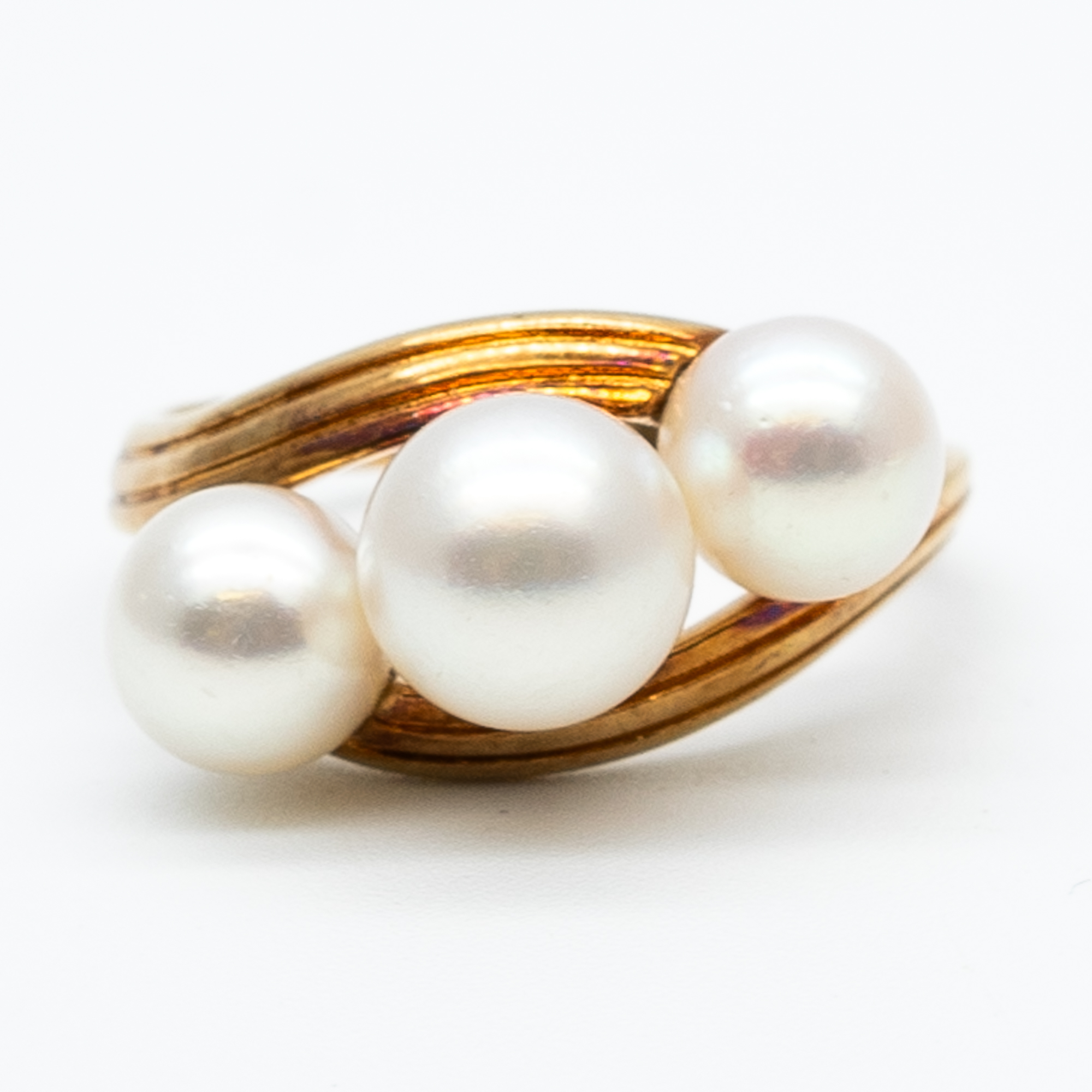 A 14ct yellow gold 3 stone cultured pearl ring