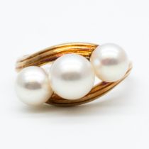 A 14ct yellow gold 3 stone cultured pearl ring