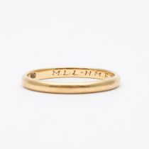 An 18ct yellow gold D shaped 2mm wedding band