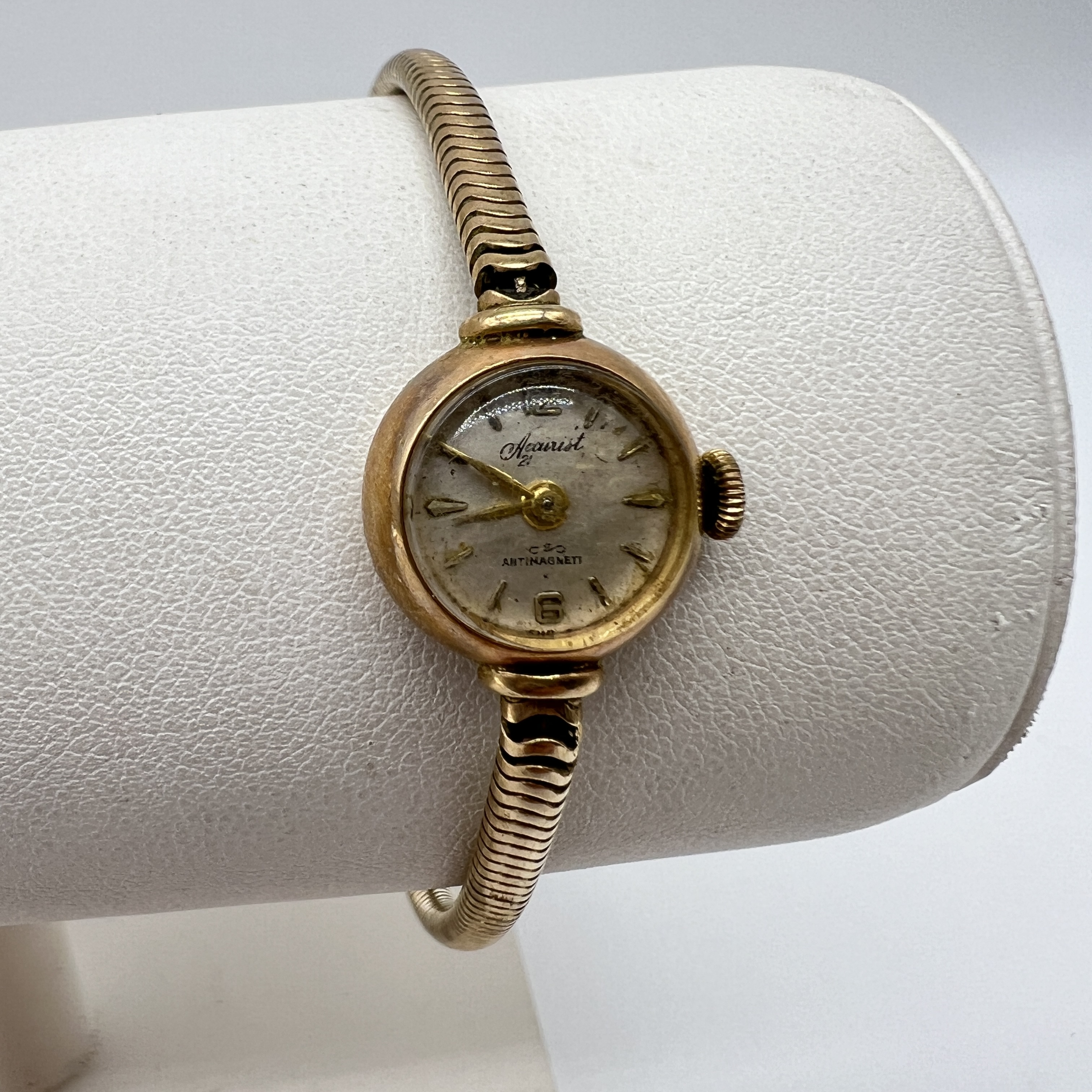 A 9ct yellow gold vintage Accurist watch - Image 2 of 7