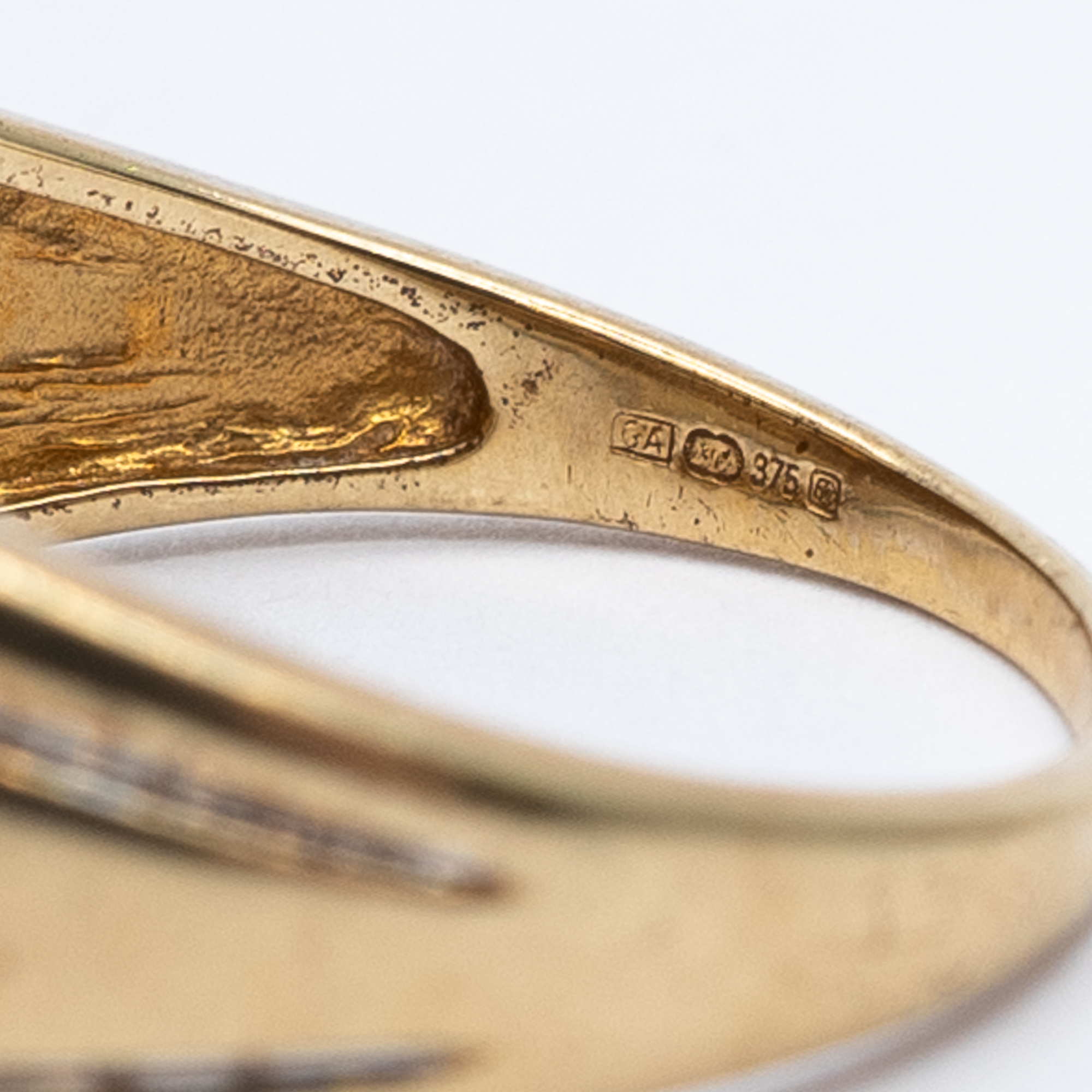 A 9ct yellow gold diamond signet ring - Image 4 of 5