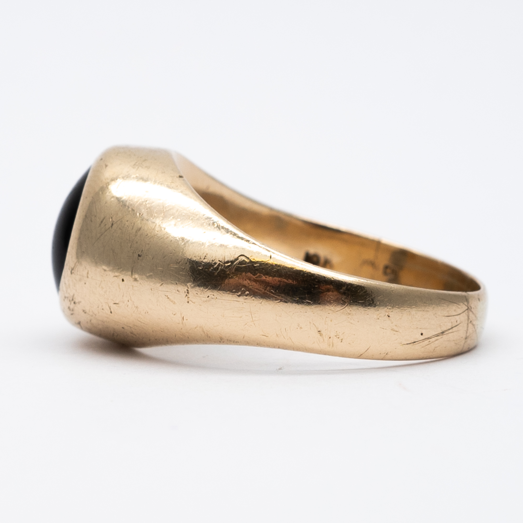 A 9ct yellow gold gypsy ring - Image 2 of 6