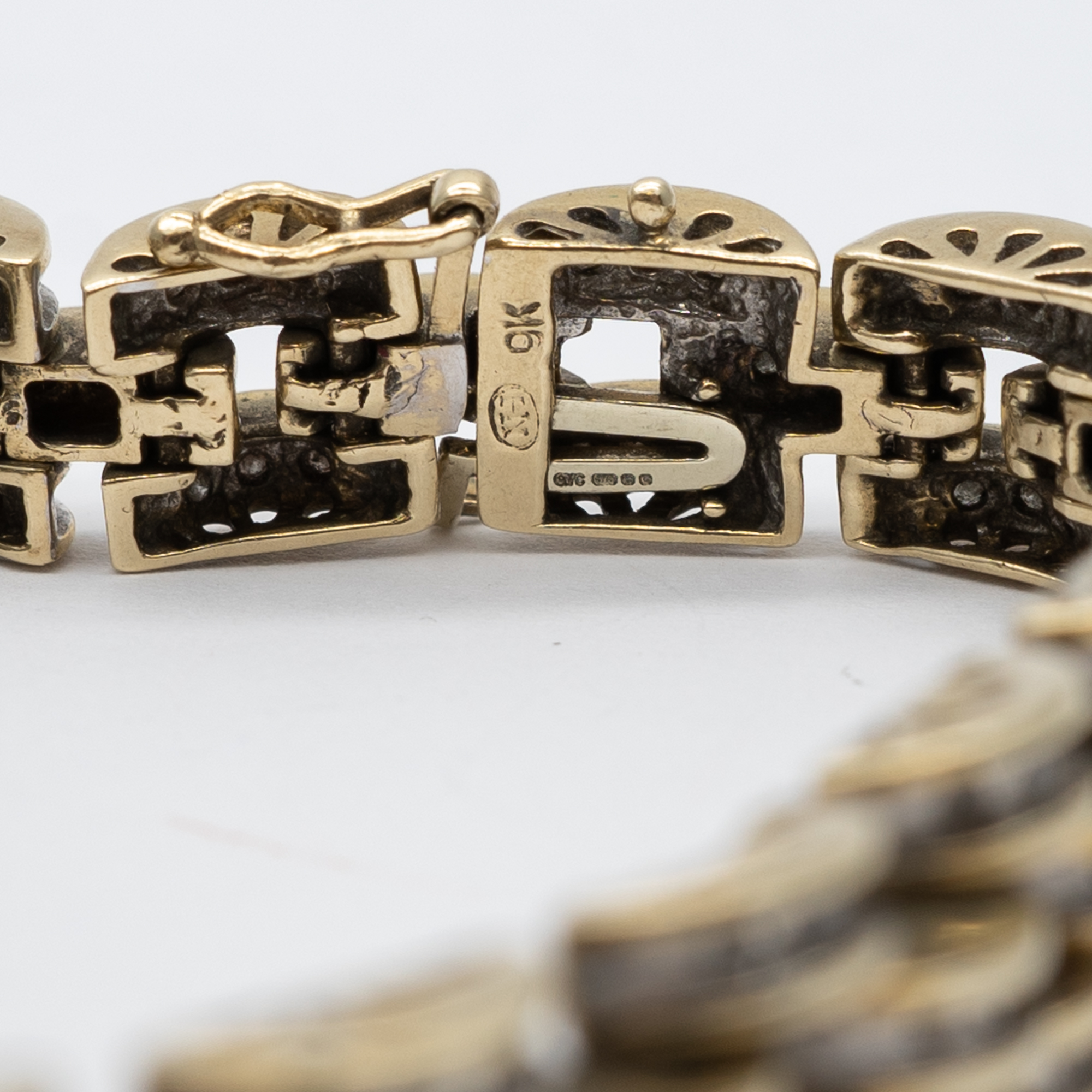 A 9ct yellow gold diamond bracelet - Image 4 of 4