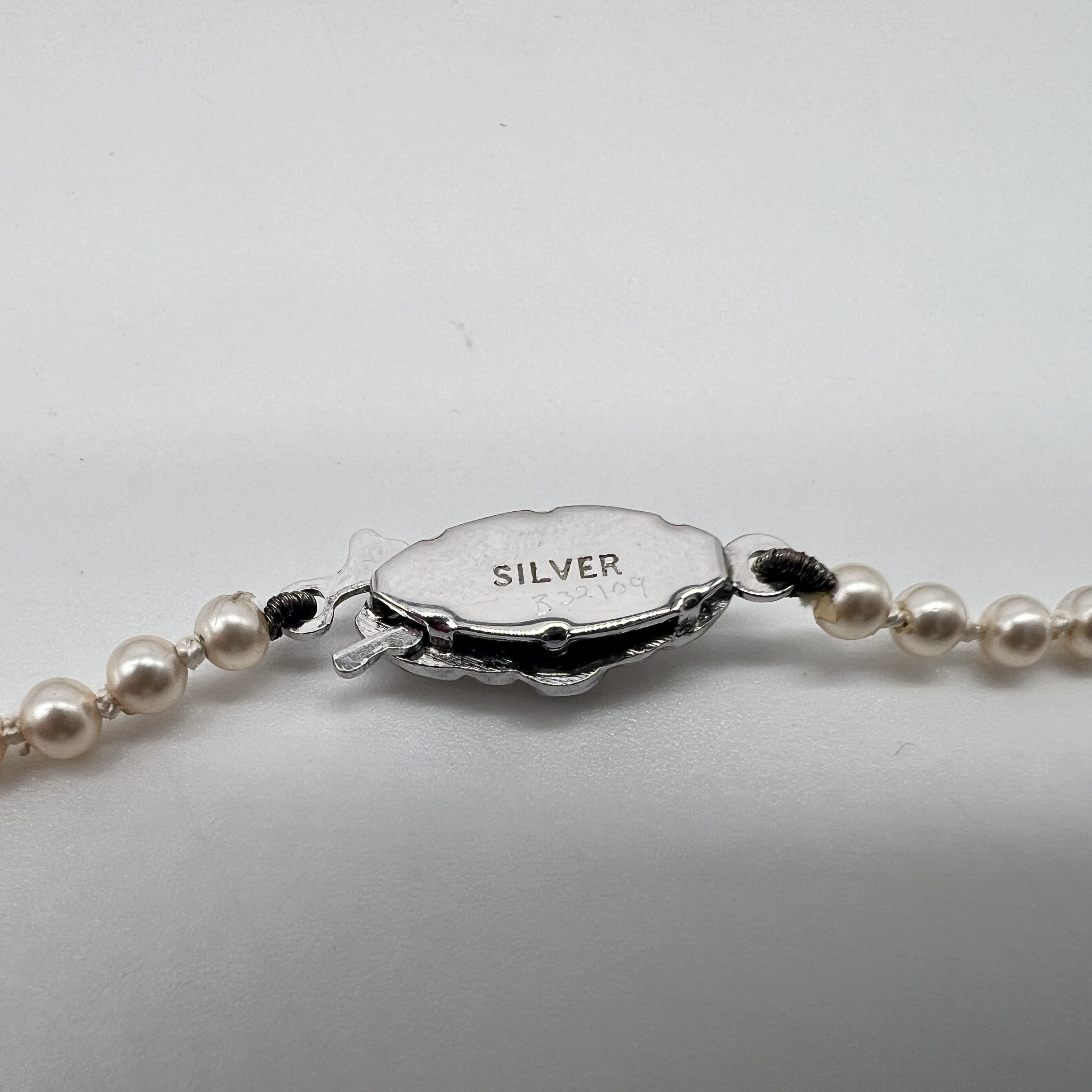 A silver clasp synthetic pearl necklace - Image 3 of 4