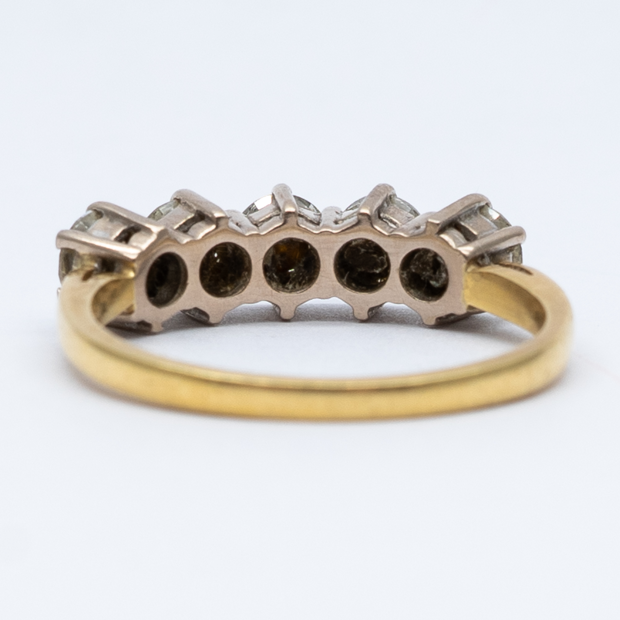 An 18ct yellow gold 5 stone diamond eternity ring - Image 3 of 7